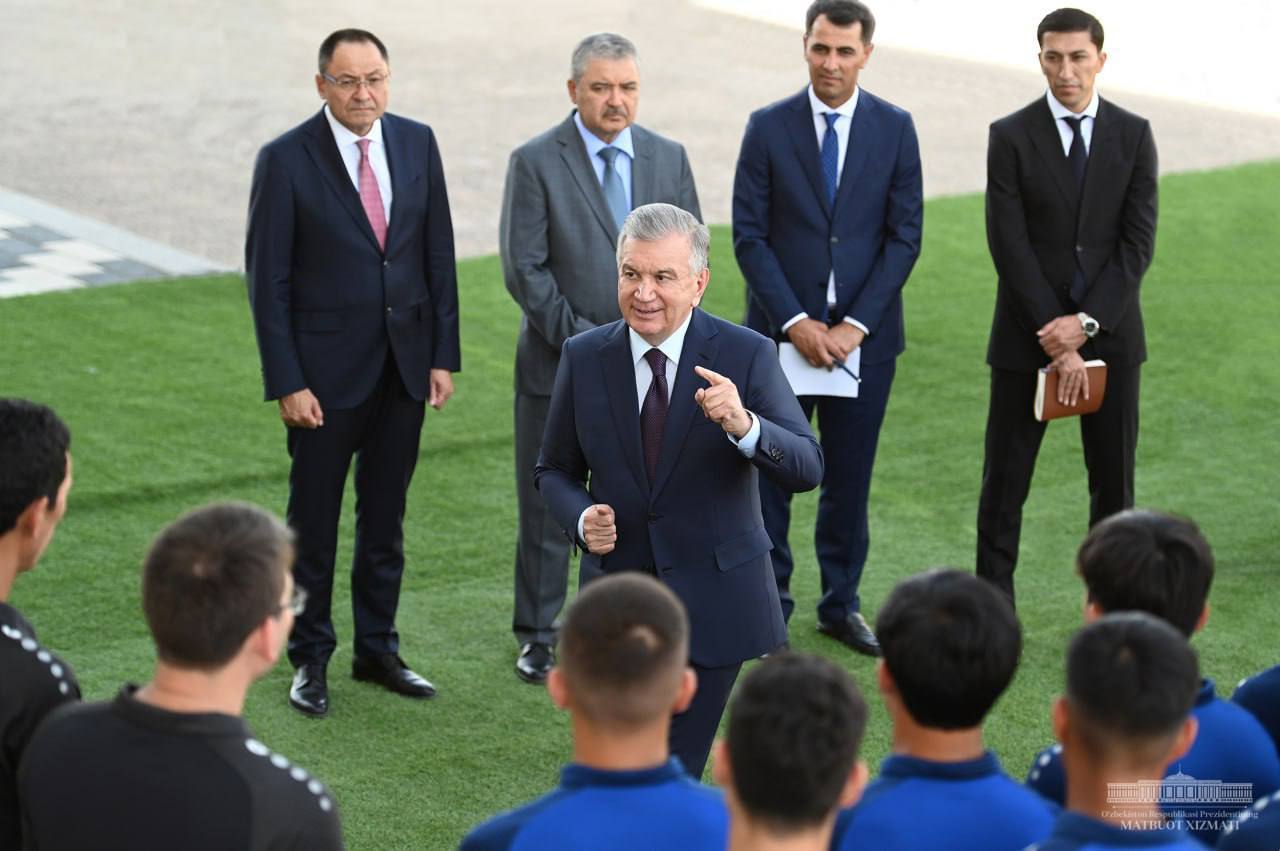 kun.uz - Президент встретился с молодыми футболистами и тренерами.